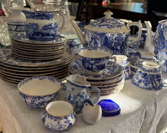 BLEU & WHITE ANTIQUE