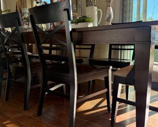 GORGEOUS DINING ROOM TABLE &B CHAIRS
