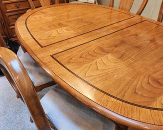 Oval Dining Room Table w/2 Leafs and 6 Matching Dining Chairs
