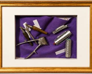 Expositor Vintage com Ferramentas sobre Veludo Roxo
