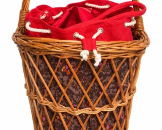 Cesto de vime com forro floral e cordao vermelho