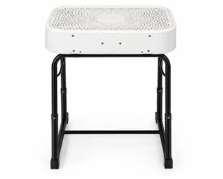 Mesa auxiliar perfurada com estrutura preta