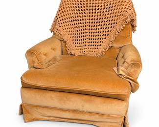 Poltrona vintage com manta de croche
