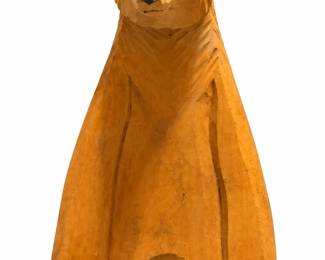 Urso de Madeira Entalhada em Fundo Branco