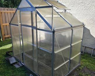 Aluminum and polycarbonate walk-in greenhouse