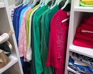 Women's hanging cardigans and tops with folded sweaters
