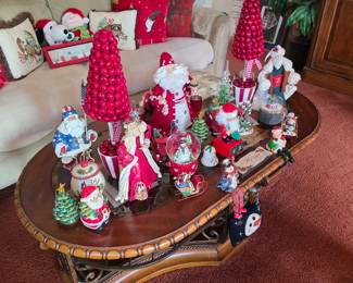 Oval coffee table with Christmas trees, Santa figurines and snowmen