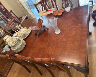 Gorgeous dining table w/ 8 chairs