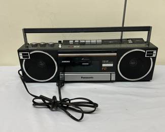 Lot 45: Vintage Panasonic Ambience F2 Radio 