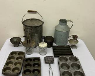 Lot 19: Country Kitchen Items 