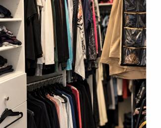 Closet Organizado com Roupas e Acessorios