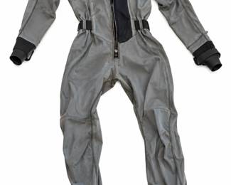 Traje de Mergulho Cinza em Fundo Branco