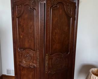large vintage wardrobe - great for display - unfortunately doesn't close fully so needs some TLC