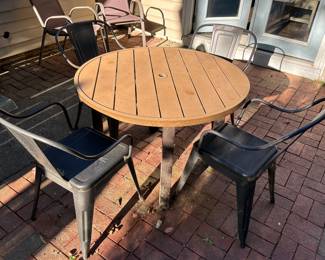 Metal outdoor table with 4 chairs 