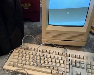 Macintosh se/30 with mouse, keyboard, instruction manual and case. Turns on, no bootup disk 