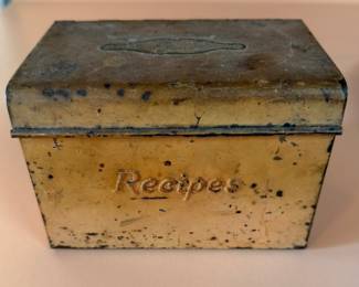 Vintage metal recipe box with vintage recipes inside !
