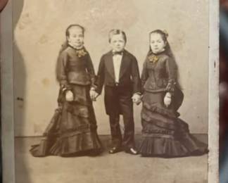 Lot 89: CDV Tom Thumb & Girlfriends Or Family