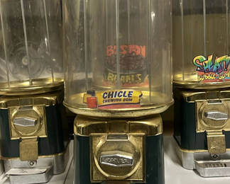 Lot 7: Beaver Chicle Gumball Coin Operated Machine
