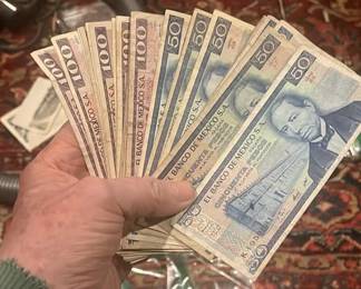 Lot 114: 1981 Mexican Paper Money About 20 100 Pesos & 50 10’s