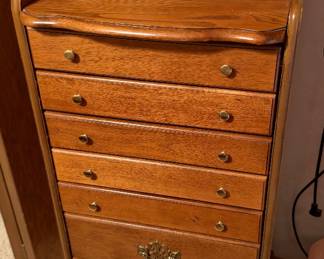Jewelry chest