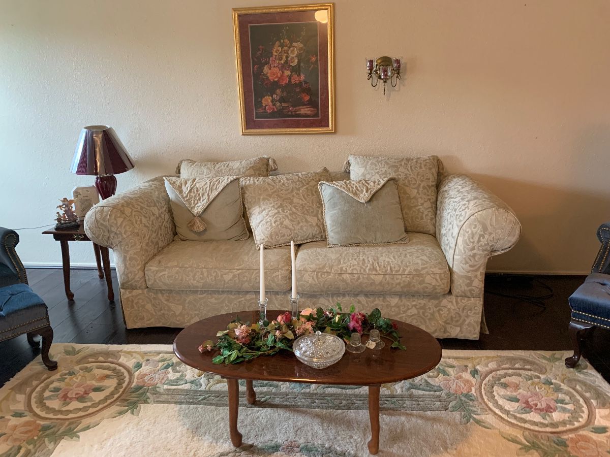 Very nice matching couch & love seat