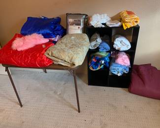 Misc bedding, blankets, ect
