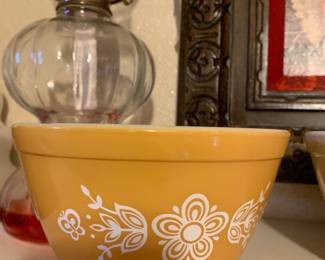 Pyrex Yellow/White floral 401