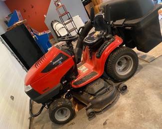 Briggs and Stratton engined 27 HP riding lawn mower with mower trailer (only 200 hrs)
