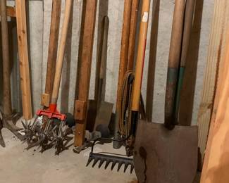 Miscellaneous garden tools