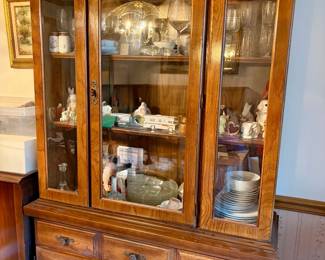Vintage (1980s) Broyhill China cabinet hutch, featuring a three-door glass display upper deck over a lower buffet base with three drawers and matching paneled storage cabinets