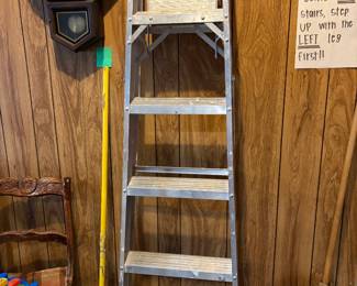 6-ft aluminum step ladder with built-in top tool tray