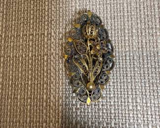Filigree floral gold tone brooch