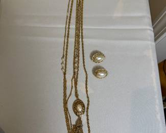 Gold tone jewelry set