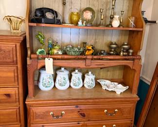 Dresser that has mirror