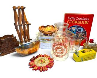 Vintage Kitchen Supplies Corningware, Betty Crocker, Sunshine Tea, More