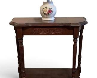 Wooden Spindle Leg Scalloped Top End Table W Milk Glass Floral Lamp