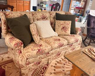 traditional floral 3 seat sofa (vintage)