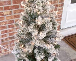 LIGHTED FLOCKED TREE