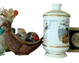 1042 - Group Lot of Assorted Decor (Description): A group lot of assorted decorative items. This collection includes various decorative pieces suitable for home display.
