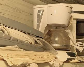 191 - Shelf Lot of Assorted Kitchen Items