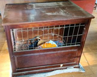 1044 - Wood Dog Crate 30"x25"x36" (Description): Wood dog crate with wire front panel. Measures 30 inches by 25 inches by 36 inches.