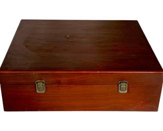 1086 - Wood Box 5.5"x17"x14" (Description): A wooden storage box with brass-tone latches. Measures 5 1/2" x 17" x 14".