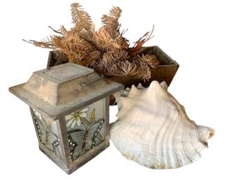1005 - Outdoor Decor Group Lot (Description): An outdoor decor group lot featuring an assortment of decorative items suitable for garden or patio display.