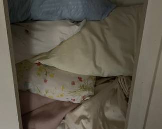 474 - Linens & Pillows