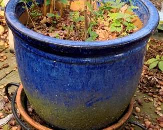 1122 - Ceramic Planter 20"x18" (Description): Ceramic planter measuring 20 inches by 18 inches.