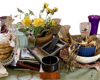 1033 - Table w/ Contents 30"x41"x32" (Description): Table with contents measuring 30 inches by 41 inches by 32 inches. Lot includes assorted decorative items and household goods displayed on the table surface.