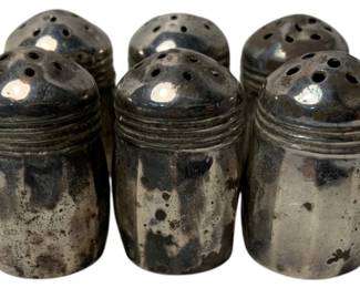 2039 - Set of 6 Sterling Salt & Pepper Shakers 1" (Description): Set of six sterling silver salt and pepper shakers. Each shaker measures 1 inch in height. 15.4g