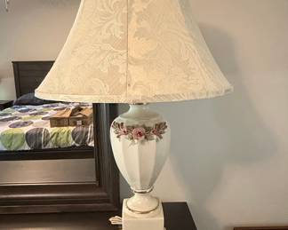 Vintage Porcelain Urn-Style Table Lamp with Floral Detail
