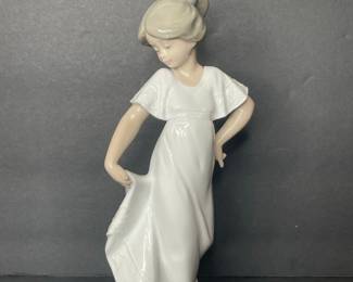 Nao by Lladró How Pretty! Figurine