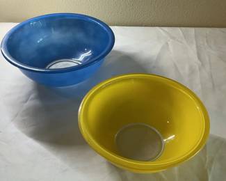 Lot 32: Set of Two Colored Pyrex Mixing Bowls